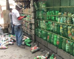 Défi anti-pollution : des surfeurs recyclent des bouteilles en briques de construction