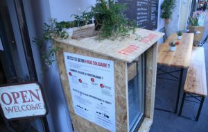 Contre le gaspillage alimentaire, ils créent le premier frigo solidaire de Paris