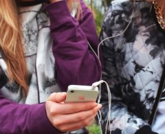 En Angleterre, un lycée de filles expérimente la “détox numérique”