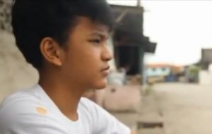 Cris, 13 ans, Père Noël des enfants dans les bidonvilles philippins
