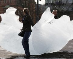 [diaporama] À Copenhague, une œuvre de glace contre le changement climatique