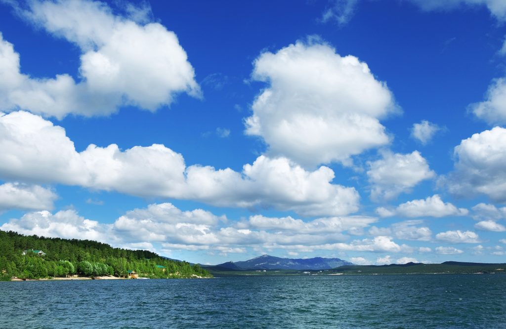 Le lac de Shchuchye, dans la région du parc national du Bourabaï, au nord du Kazakhstan. Crédit : Tache / Shutterstock.