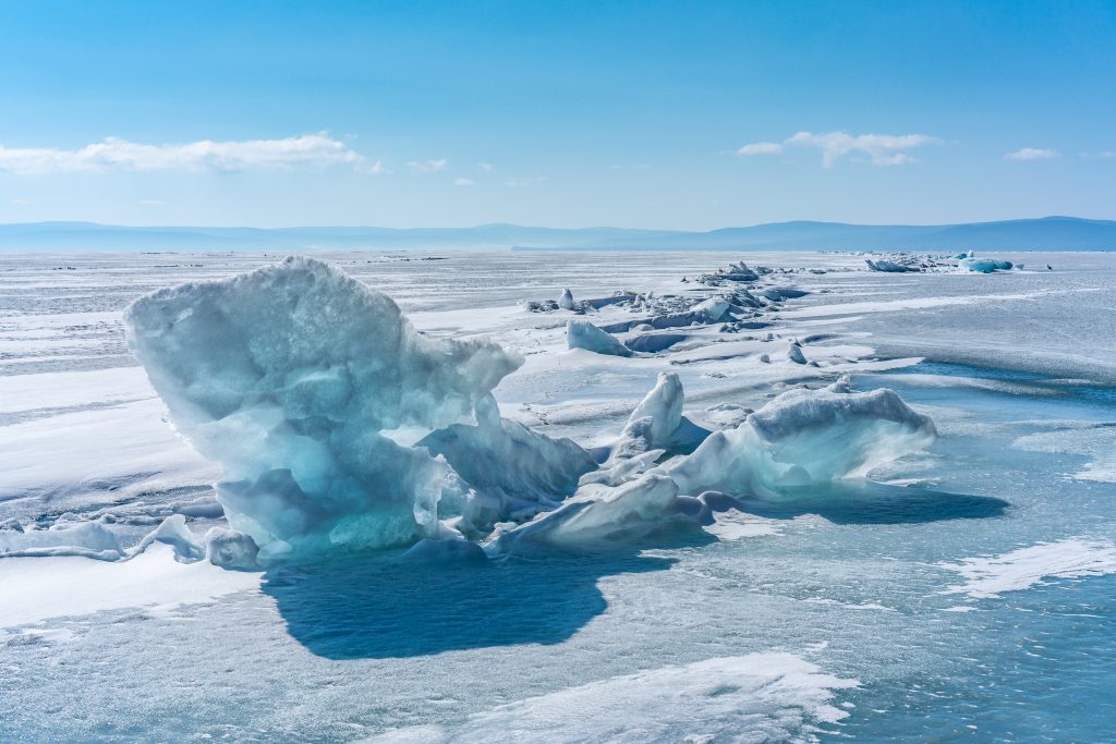 Le lac Khövsgöl sous la glace en hiver. Crédit : kisoo jung / ShutterstocK.