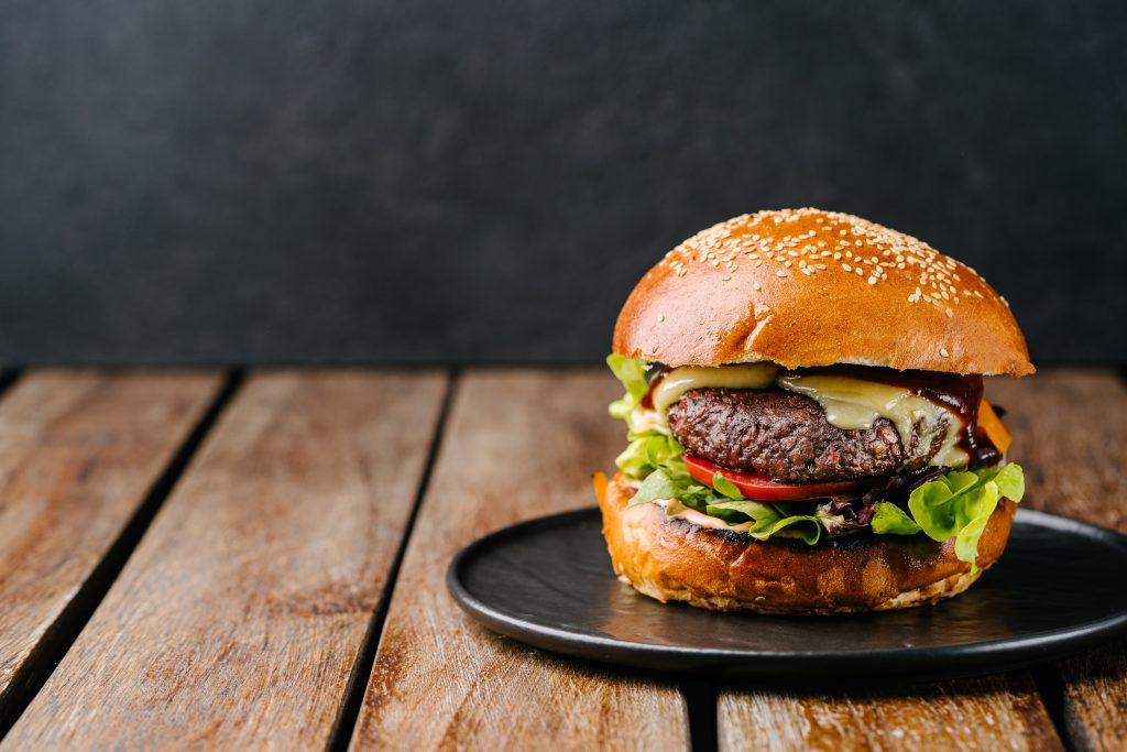 Un "Impossible Burger" produit de la société californienne "Impossible Foods", spécialisée dans les viandes végétales. Crédit : andrewrakov / Shutterstock.
