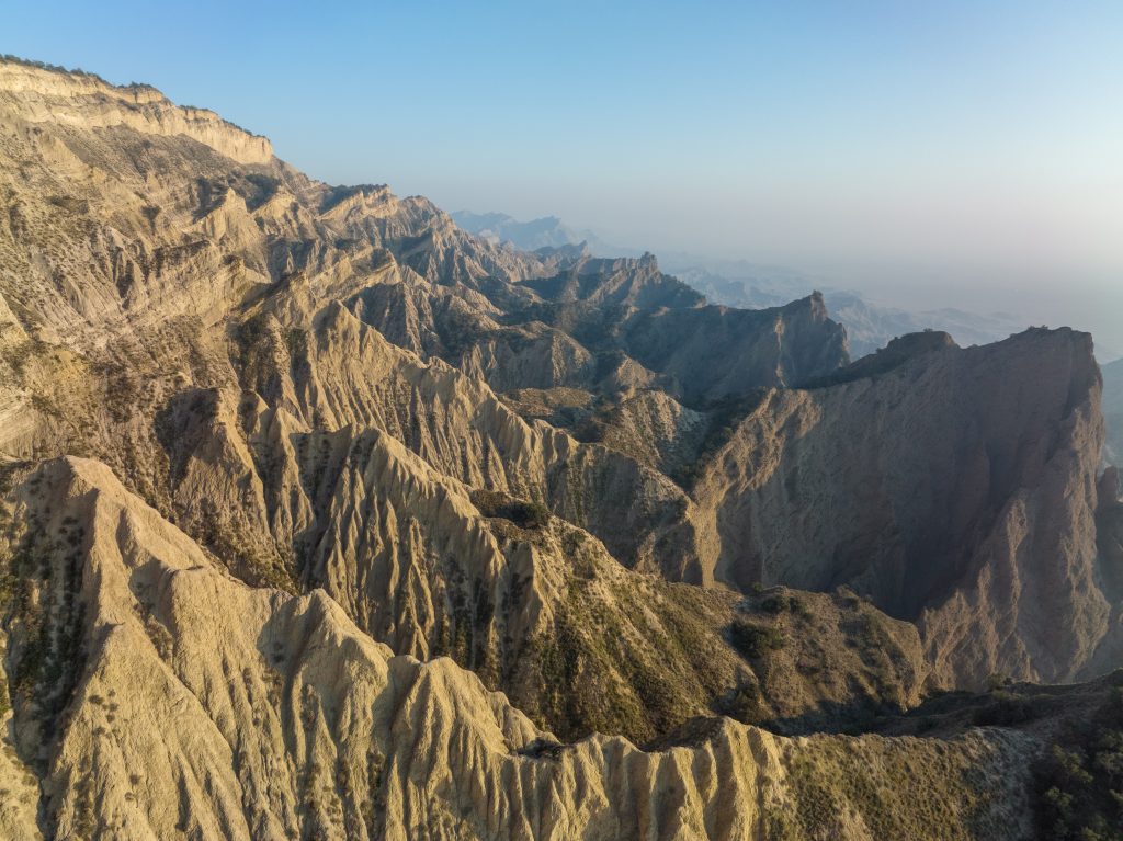 Vue aérienne de belles textures et collines dans le parc national de Vashlovani. Crédit : Microscope / Shutterstock.