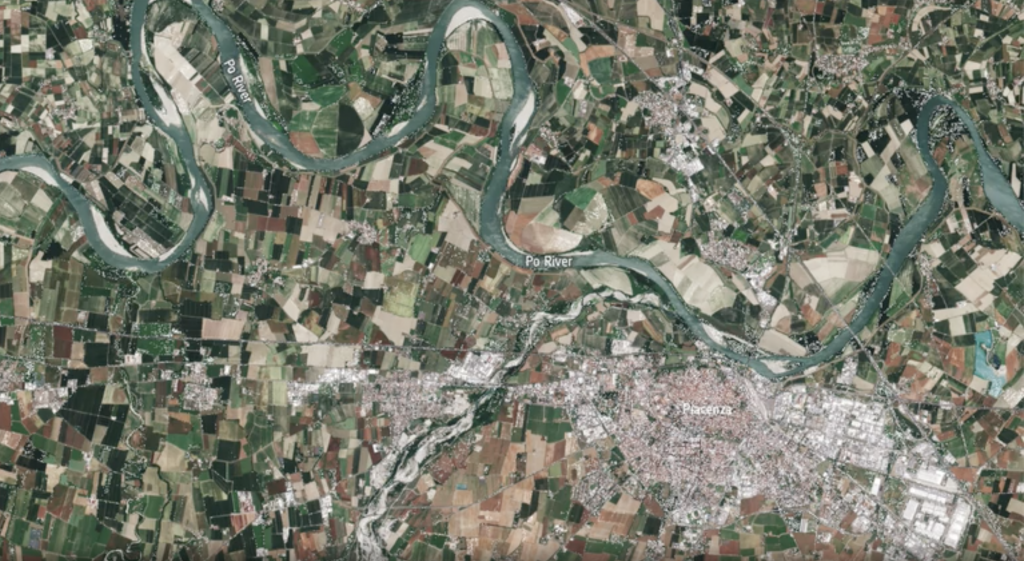 The Sentinel-2 satellites closely follow the evolution of rivers, like here the Po in Italy, at the level of Piacenza in Emilia-Romagna.  Credit: ESA.