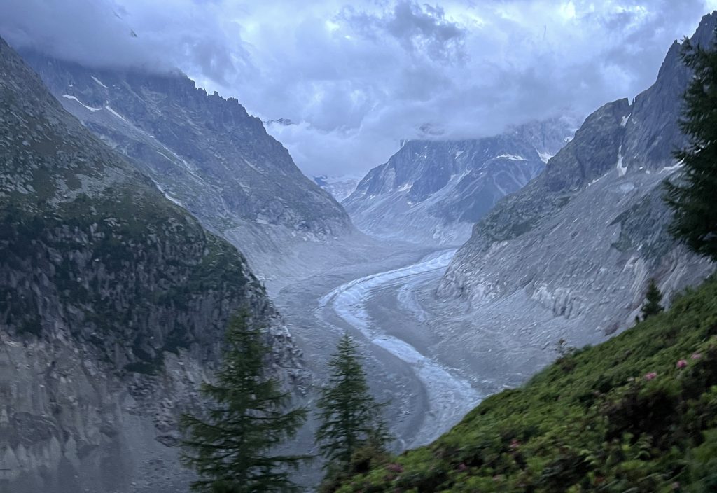 Longtemps fierté des Alpes françaises, la Mer de Glace, située au-dessus de Chamonix, a perdu de sa superbe. D'une superficie de 31 km2 (équivalent de la ville de Lille), d'une épaisseur de 300-400 mètres et d'une longueur de 7 km, c'est le plus grand glacier français. Mais il perd 30 mètres de longueur par an depuis 2003 et 3 à 4 mètres d'épaisseur par an. Crédit : Florence Santrot.