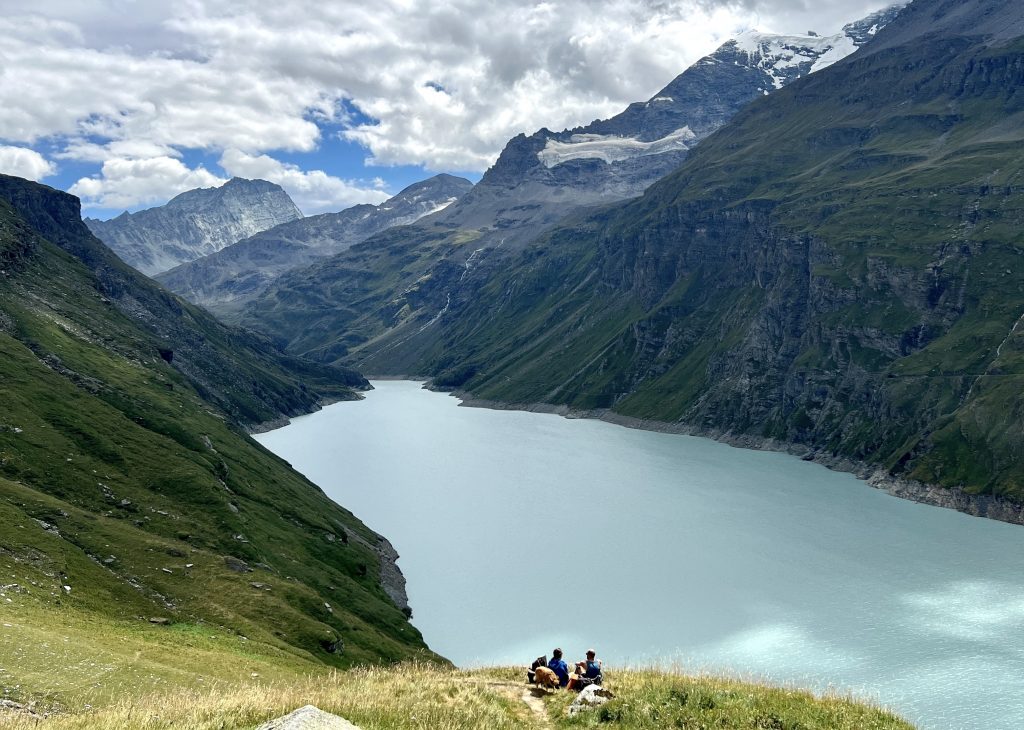 Depuis la débâcle du Gietro, le barrage de Mauvoisin a été érigé à l'emplacement du cône glaciaire. Situé au fond du val de Bagnes, à une altitude de 1 975 mètres, il s'étend sur 4,9 km. Sa superficie est de 2,08 km2 et sa profondeur est supérieure à 200 mètres. Crédit : Florence Santrot