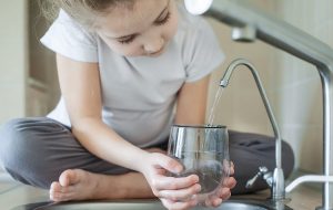 Pesticides : 12 millions de Français exposés à de l’eau potable non conforme au robinet