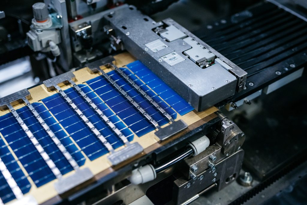 Si les cellules photovoltaïques sont fabriquées en Chine, elles sont ensuite transformées et montées sur panneau en Europe. Crédit : Bisol.