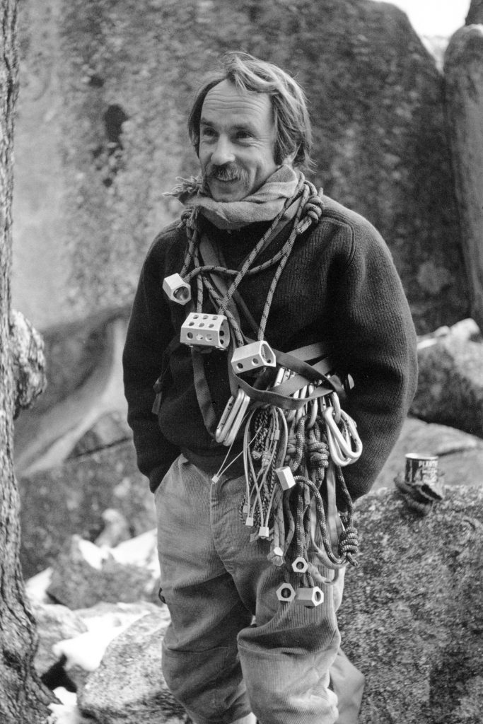 Yvon Chouinard, "Le Chef", avec une série de coinceurs au pied Tahquitz Rock. Crédit : Tom Frost.