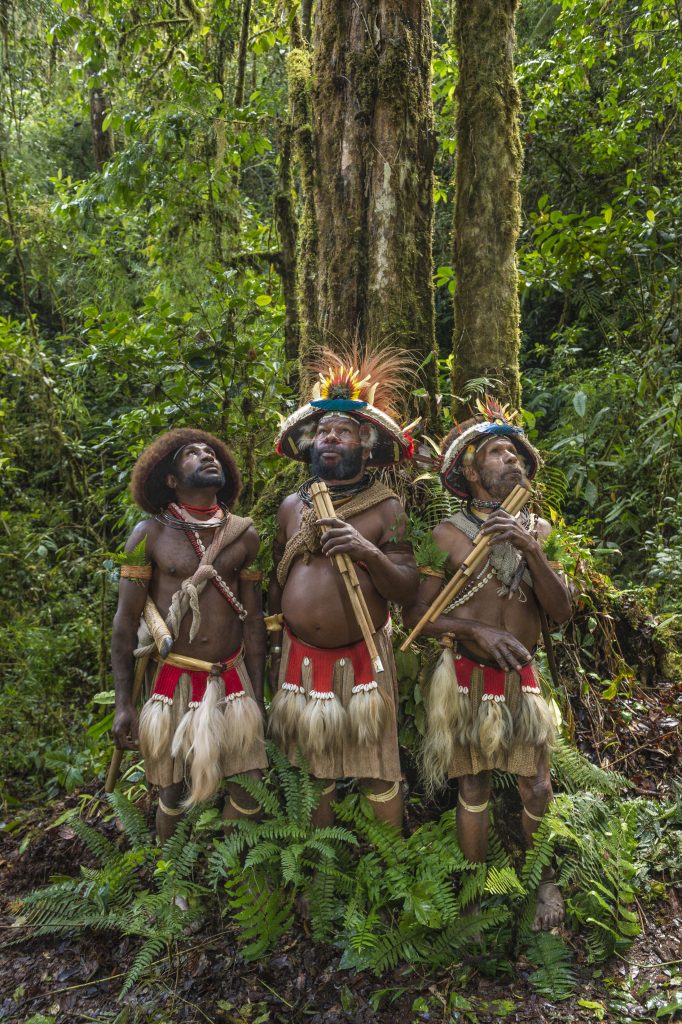 Mundiya Kepanga, au centre, entouré de deux autres membres de sa tribu, les Hulis. Crédit : Marc Dozier.