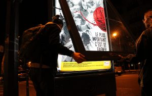 REPORTAGE – Avec les militants d’Extinction Rebellion qui débranchent panneaux et enseignes la nuit