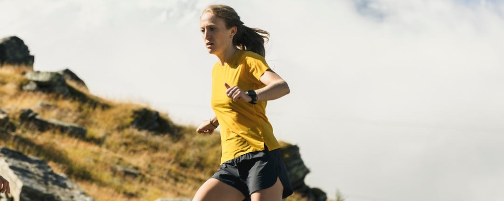 Coureur Femme Courir Course De Montagne Avec Gilet De Trail Pour