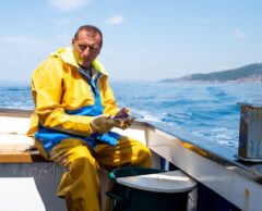 VIDÉO – Paolo, le pêcheur toscan qui oppose l’art aux bulldozers des mers