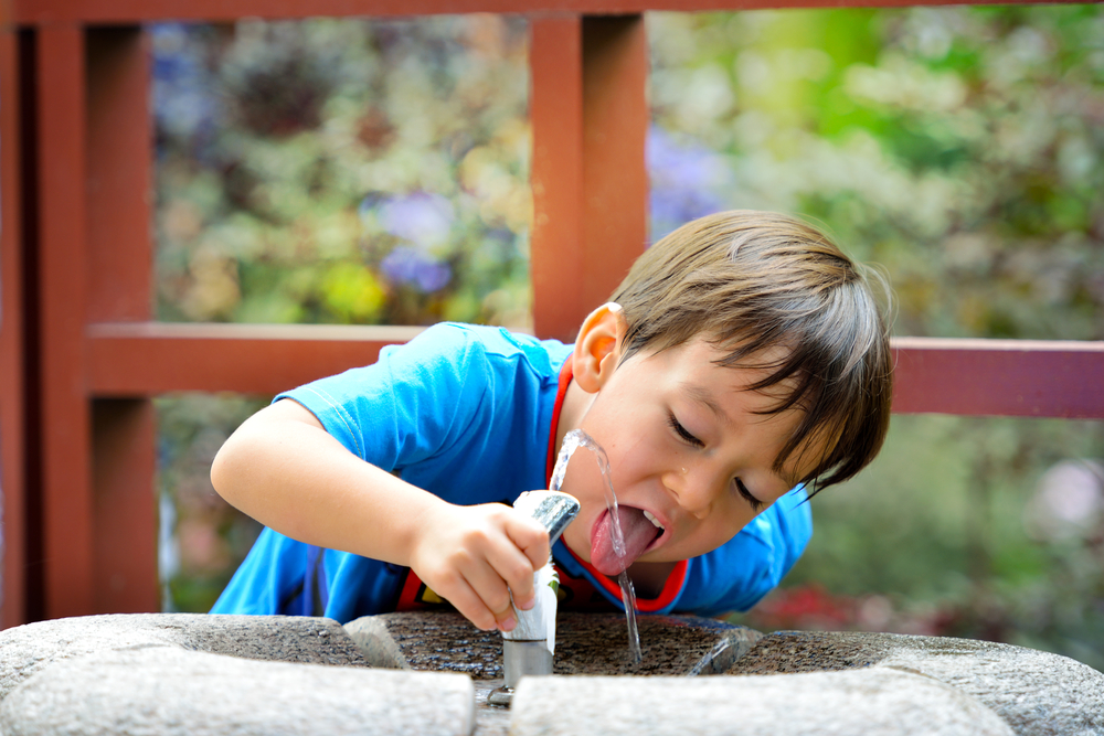 enfant fontaine