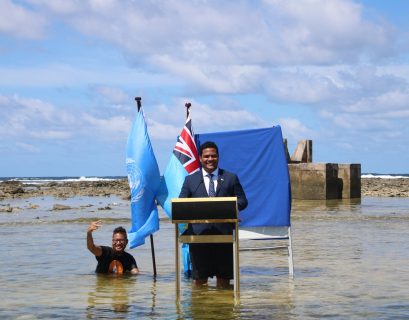 Pour alerter les dirigeants présents à la COP26, le ministre des Affaires étrangères de Tuvalu leur a transmis un message vidéo, les pieds dans l’eau !