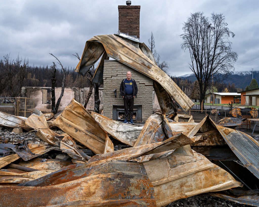 John Banks dasn sa maison de Greenville qui fut détruite par le Dixie Fire, le plus grand feu de forêt jamais enregistré en Californie. Photographe : Gideon Mendel.