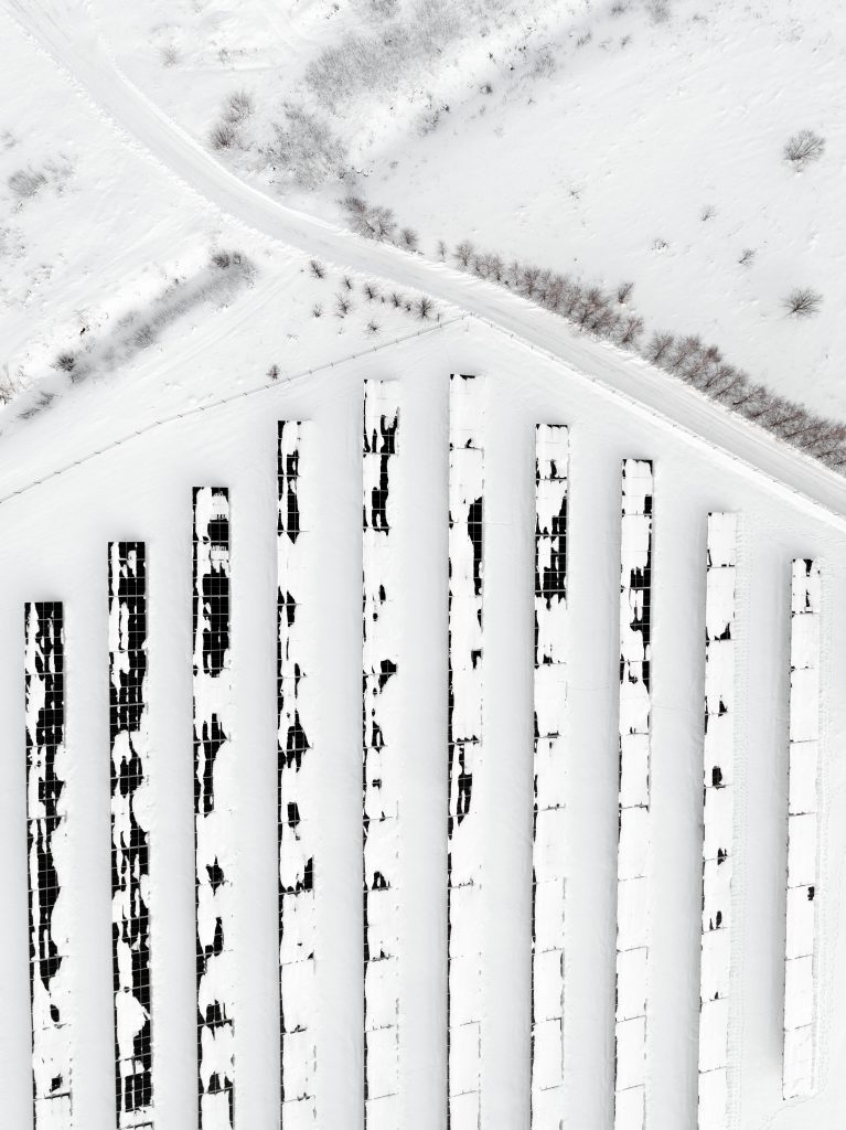 Solar Graphic. Importantes chutes de neige sur des panneaux photovoltaïques en Lituanie en 2021. Photographe : Andrius Repšys.