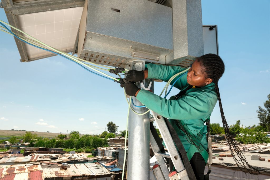 En Afrique du Sud, dans le township densément peuplé de Diepsloot, de nouvelles installations solaires fournissent de l’électricité et des emplois à 3 500 familles. Photo : Apple.
