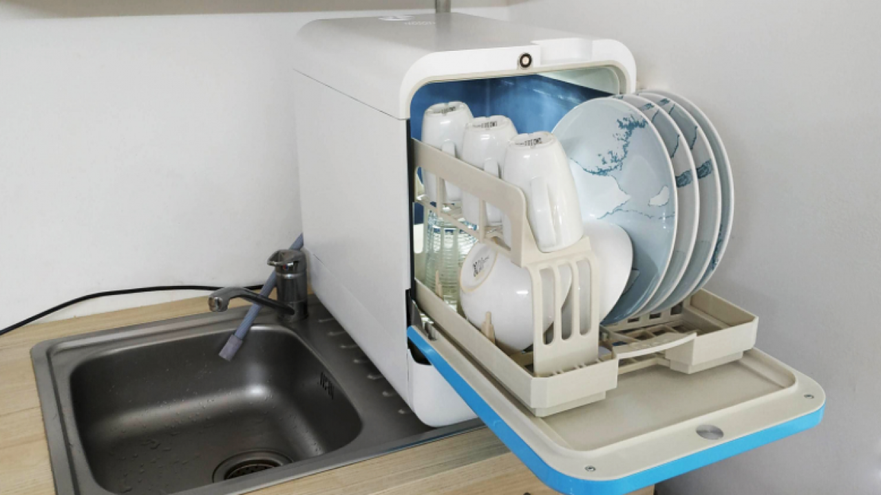 Ce mini lave-vaisselle qui consomme beaucoup moins d'eau est idéal pour les  petites cuisines