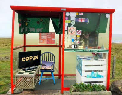 L’arrêt de bus « Bobby’s Shetler Bus » décoré à l’occasion de la COP26.