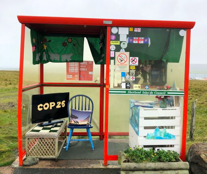 L’arrêt de bus « Bobby’s Shetler Bus » décoré à l’occasion de la COP26.