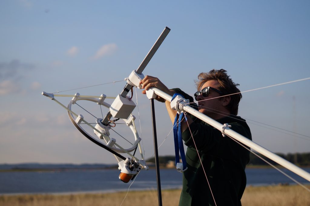 Une personne seule peut l'installer sans difficulter. Il aura besoin de placer 40 kilos au pied de l'éolienne pour la stabiliser. Photo : KiteX.