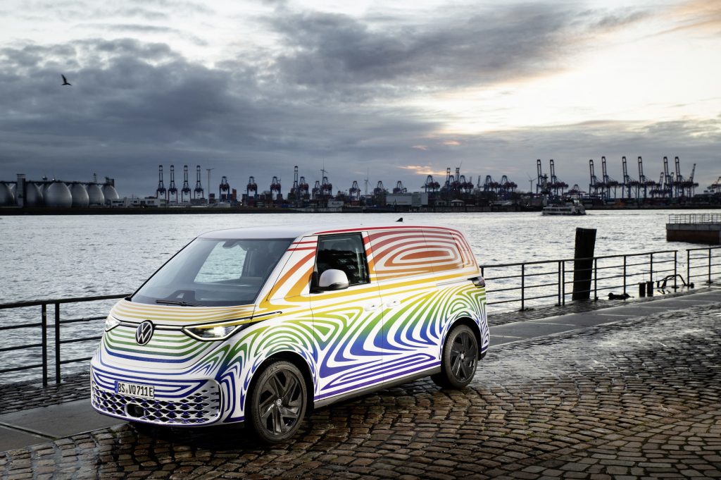 Le nouveau combi Volkswagen électrique, ID. Buzz photographié à Hamburg. Photo : Volkswagen.