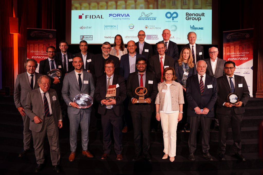 Les lauréats du Grand Prix ACF Autotech 2022 entourés par le jury. Photo : Quentin vaquez/