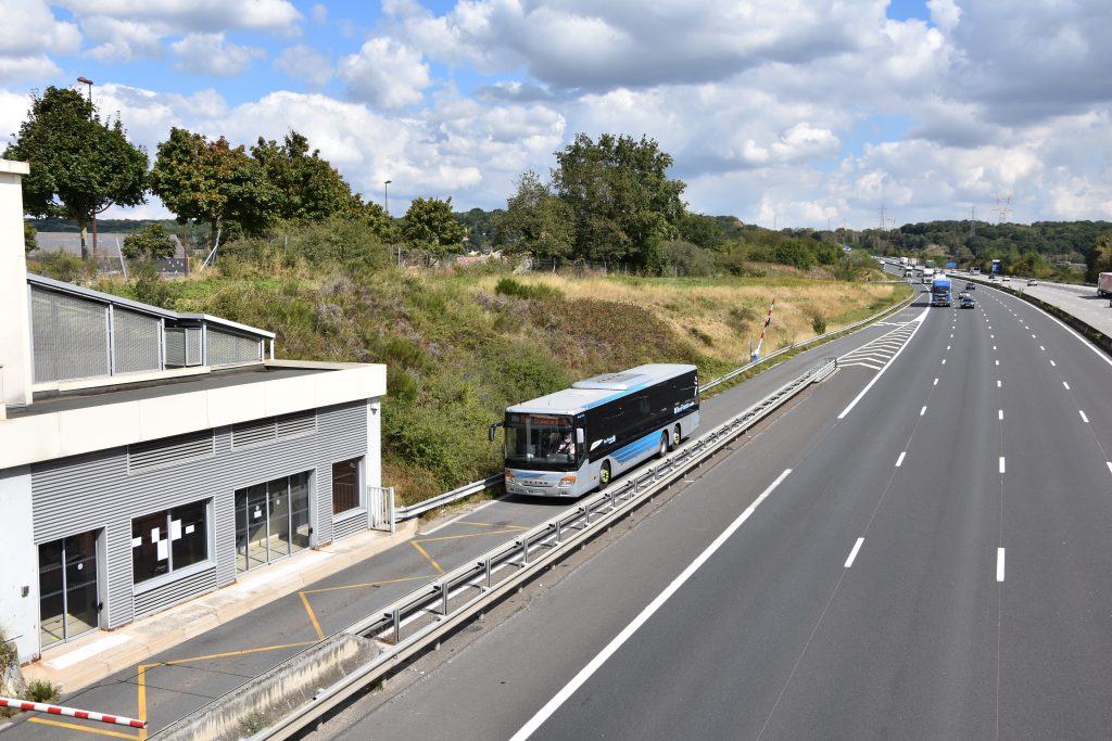 En passant à Briis-sous-Forges, le car ne quitte pas l'A10 pour récupérer ses passagers. A la clé, un gain de temps.
Photo : Shutterstock.