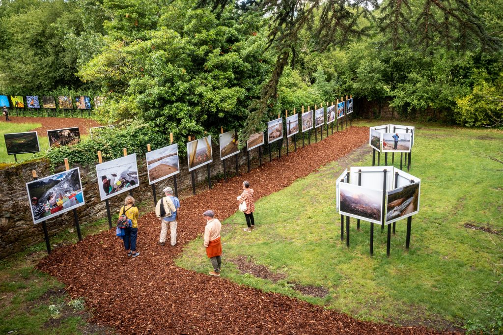 Photographie de l'édition 2021 du festival en plein air de La Gacilly. Photo : Jean-Michel Niron