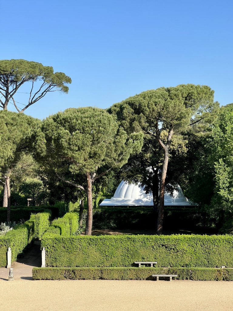 L'agora est installée pour 6 mois dans les jardins de la Villa Médicis. Photo : Florence Santrot.