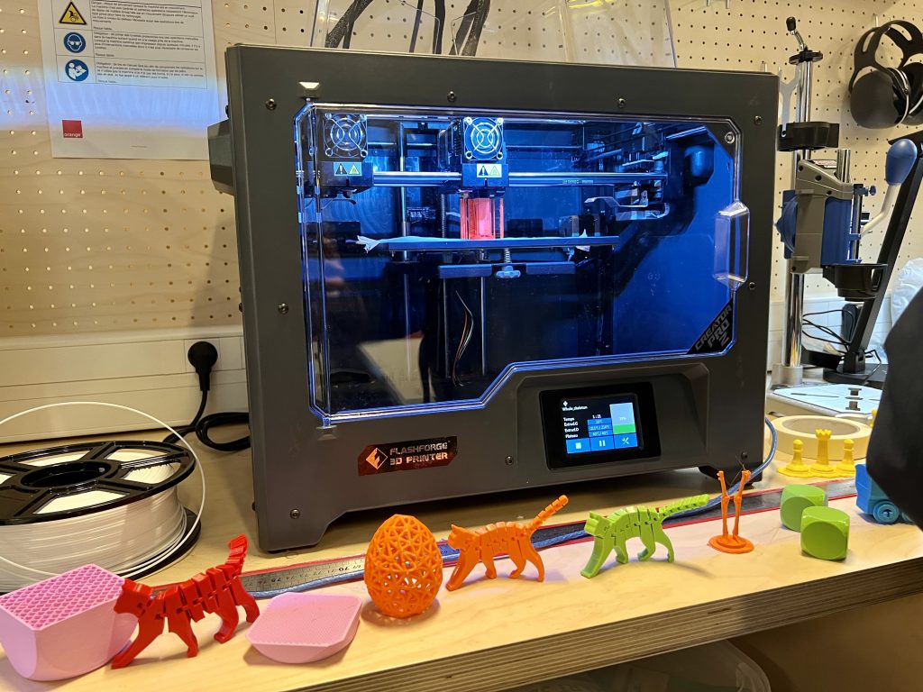 Une imprimante 3D au FabLab de Digital Center d'Orange à Saint-Ouen. Photo : Florence Santrot/WE DEMAIN.