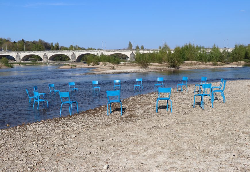 L’Assemblée immatérielle, installation de Zazü sur les bords de Loire en 2009, au festival Mode d’emploi sur l'île Simon, à Tours.
