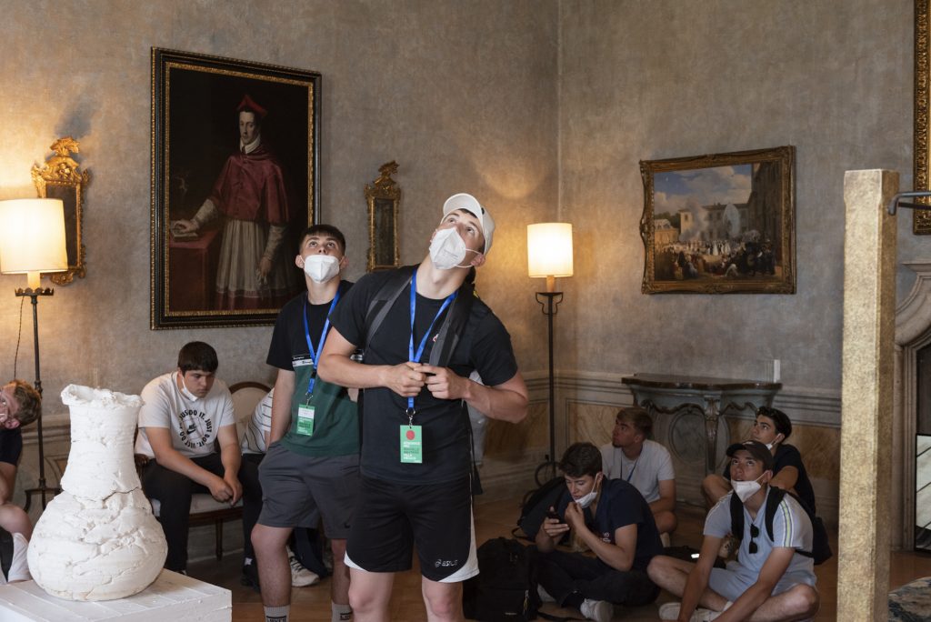 Des élèves en pleine visite dans une pièce de la Villa Médicis. Photo : Margherita Nuti.