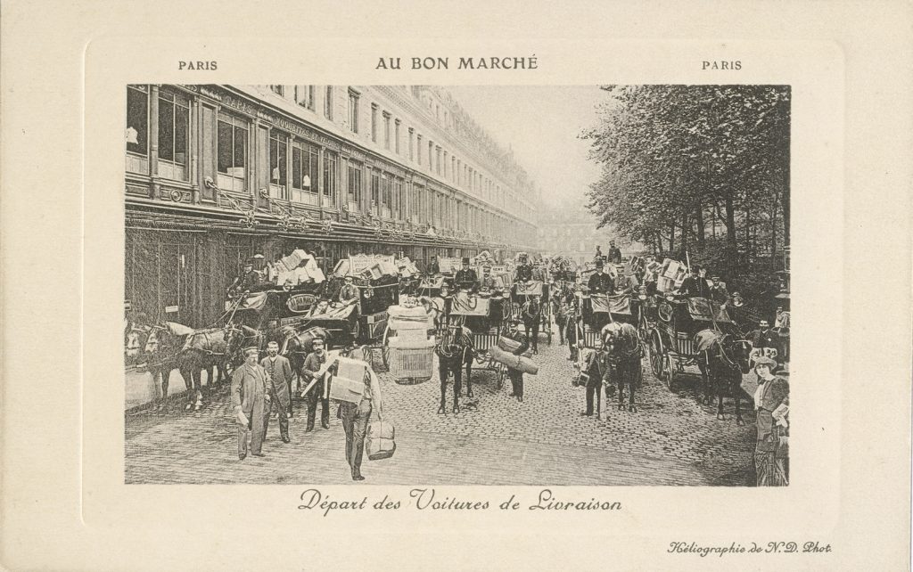Les voitures de livraison du Bon Marché à Paris, en 1902, rue Velpeau. Crédit : Neurdein/Musée Carnavalet/Roger-Viollet.