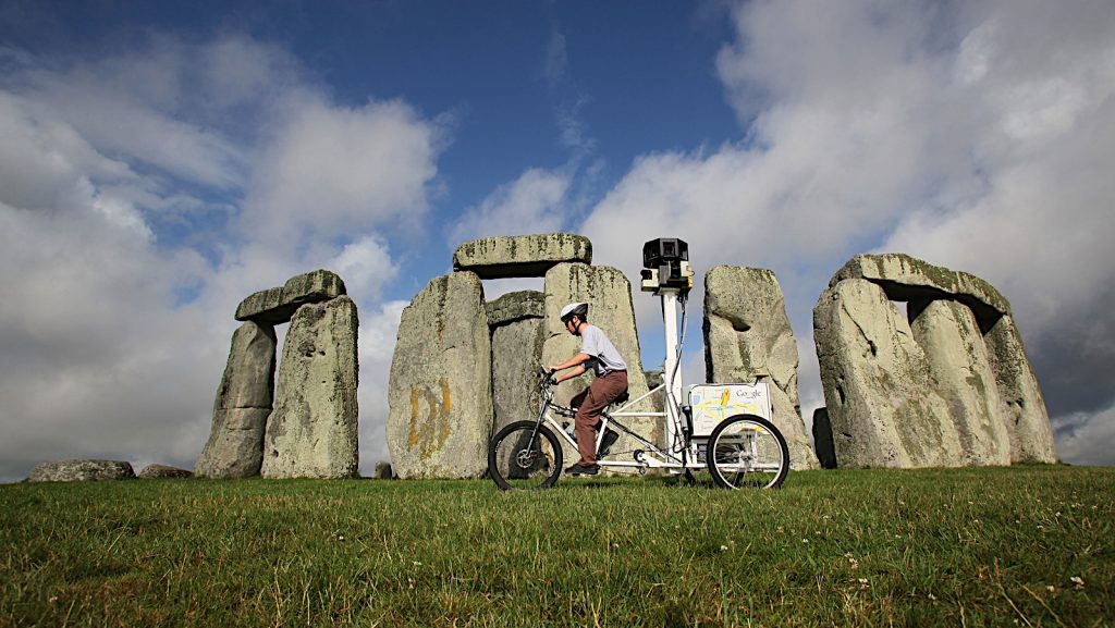 Le Street View Trike, tricycle Google Street View, devant le monument mégalithique de Stonehenge en Angleterre. Photo : laurascott@google.com.