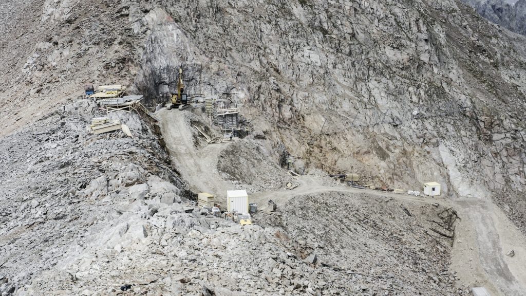 La construction d'une route en haute montagne dans les Alpes. Photo : Johannes Aitzetmüller.