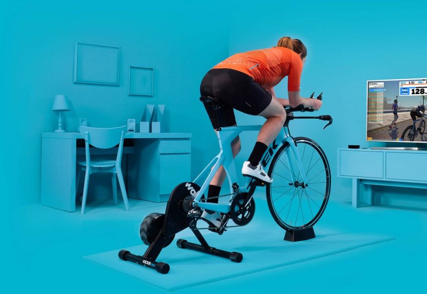 La simulation de cyclisme Zwift est un esport déjà très développée. Les amateurs y pédalent sur un hometrainer connecté à un monde virtuel.