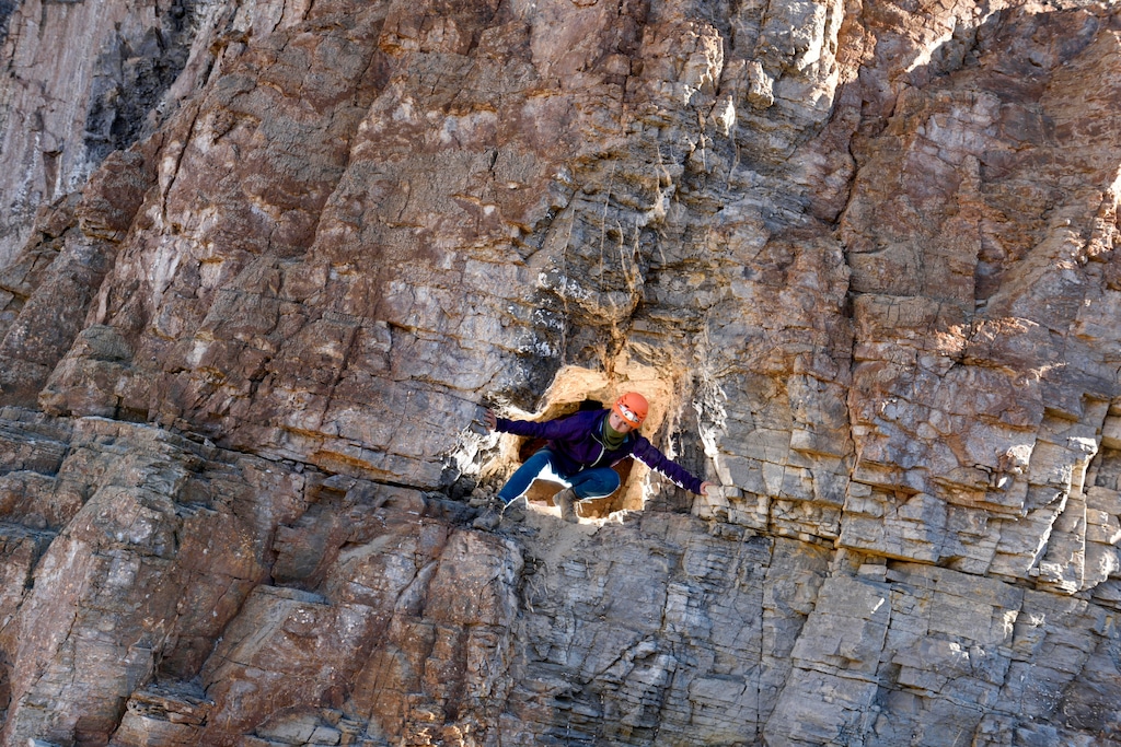 La science, c'est parfois acrobatique ! Gina Moseley explore une cave du Groenland difficile d'accès. Photo : Robbie Shone / Rolex.