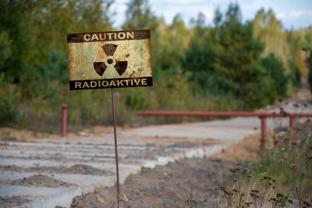 Selon les chiffres officiels, 150 des super-liquidateurs envoyés pour éteindre l’incendie de la centrale ont souffert d’un syndrome aigu d’irradiation. 60 mourront rapidement. Photo : Shutterstock.