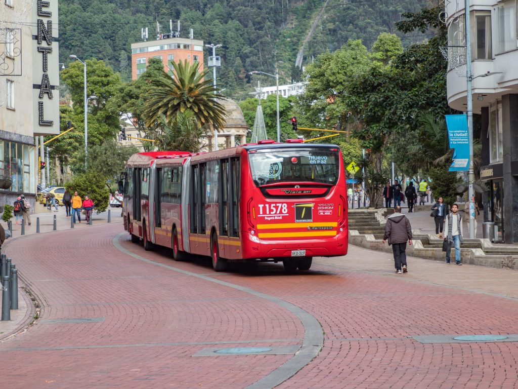Les longs bus du TransMilenio à Bogotá en Colombie. Photo : Shutterstock.