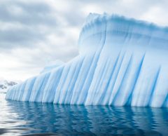 Exploiter l’eau douce des icebergs de l’Antarctique, c’est légal ?
