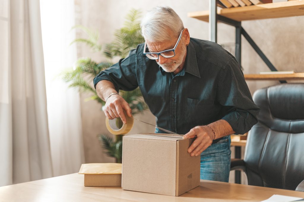 Remballer le produit, le renvoyer à l'expéditeur… autant de coûts cachés de la seconde main. Photo : Shutterstock.