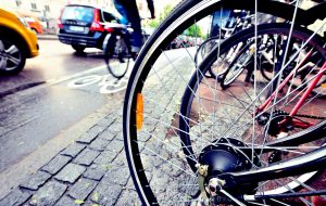 Mobilité : le vélo séduit de plus en plus, surtout l’électrique