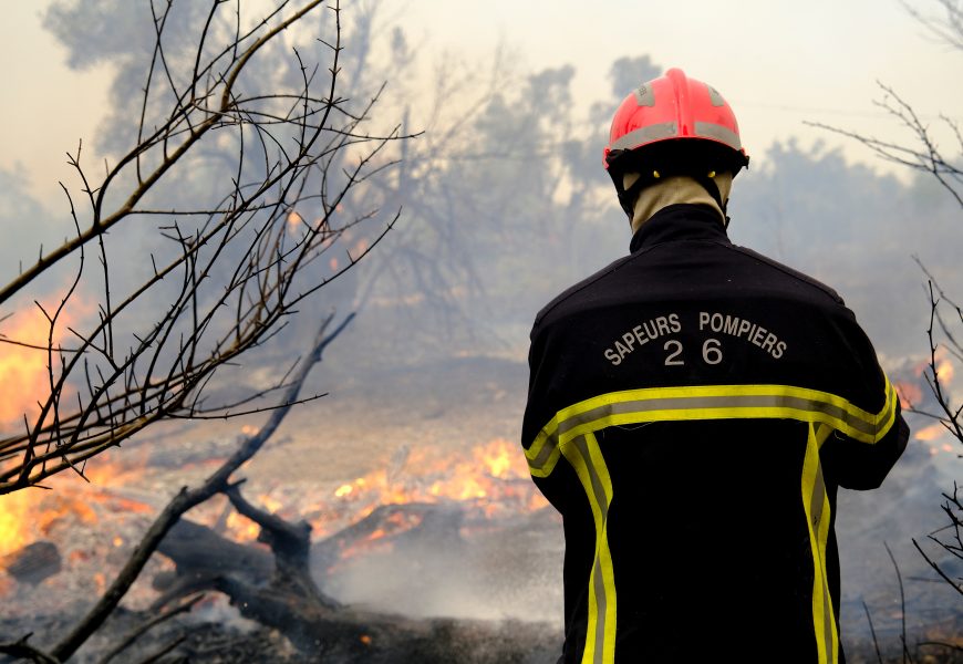 Pompier face à un feu de forêt