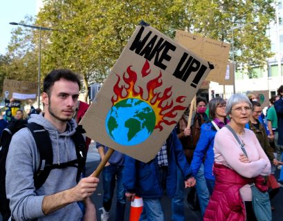 Des milliers de manifestants ont dénoncé le manque d'ambition de la COP26, après une première semaine de négociations.