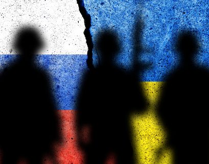 Drapeau de l'Ukraine et de la Russie avec l'ombre de soldats en surimpression