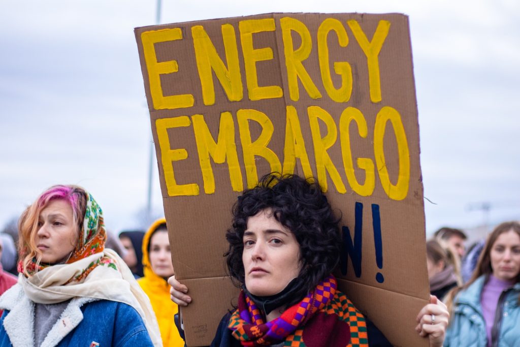 Berlin, Allemagne 7 avril 2022 : Lors d’une manifestation contre la guerre en Ukraine, un embargo énergétique sur le gaz russe est réclamé par des manifestants. Crédit : Irina Flamingo / Shutterstock.